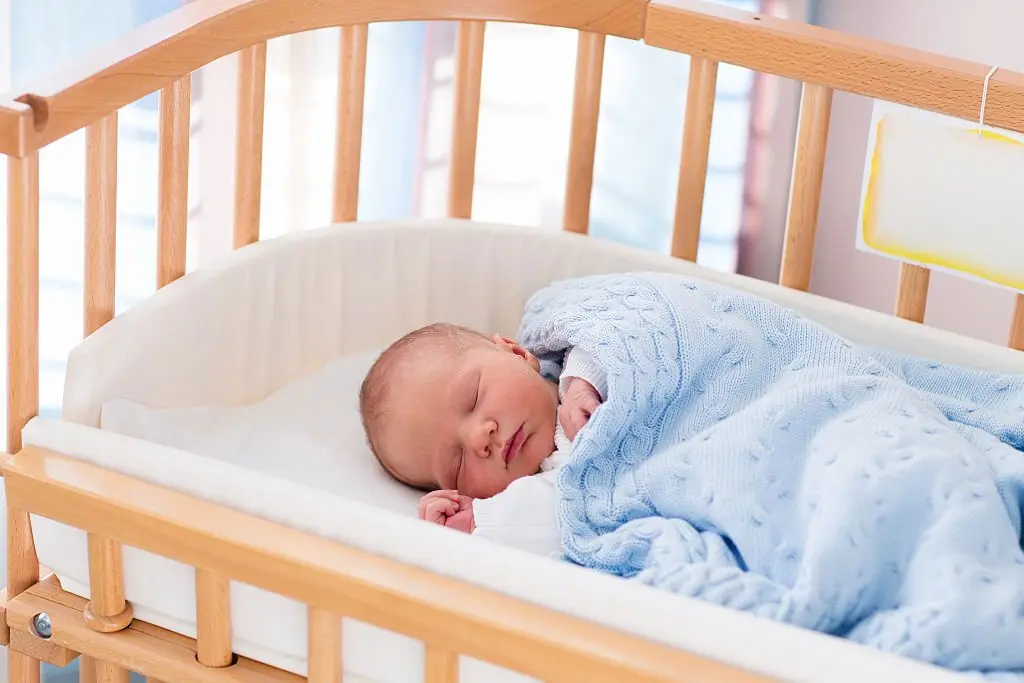 when to move baby to crib : a comprehensive guide